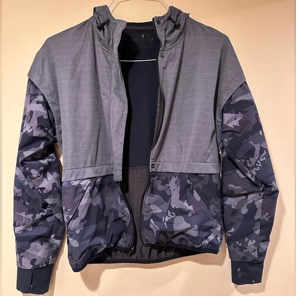 Under armour- raincoat women’s size small - Picture 1 of 3